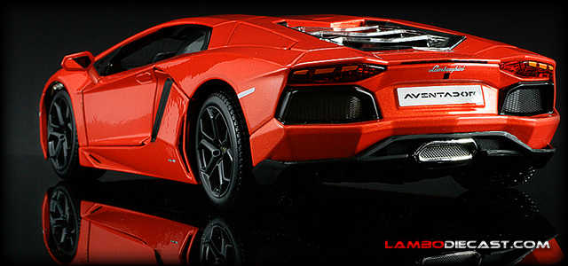 Verdienen elegant Referendum The 1/18 Lamborghini Aventador LP700-4 from Bburago, a review by  LamboDieCast.com